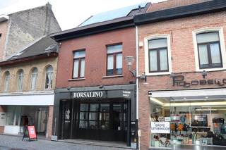 In het centrum van de gemeente Boom vinden we deze handelswoning. Het gebouw bestaat uit een gelijkvloerse handelsruimte en een duplex appartement (beide op heden verhuurd). Het is gelegen in het commerciële centrum van Boom met een vlotte bereikbaarheid naar de A12 Antwerpen-Brussel.<br /><br />De handelsruimte bestaat uit de effectieve handelsruimte, keuken, berging en toiletten. Daarnaast beschikt deze handelsruimte over een kelder en een ruim terras aan de straatzijde. In 1990 genoot deze ruimte nog over een grondige vernieuwing en recent werden er ook nog zonnepanelen geplaatst.<br /><br />Het duplex appartement beschikt over een aparte inkom en bevindt zich op de eerste en tweede verdieping van het gebouw. Dit appartement werd volledig gerenoveerd in 2020 en bestaat uit: 1e verdieping: hal, toilet, woonkamer, keuken, wasplaats, terras; 2e verdieping: hal, badkamer, 2 slaapkamers waarvan één met mezzanine en ingemaakte kasten.<br /><br />Voorts beschikt het appartement over volgende troeven: gunstig EPC (label A (handelsruimte) & label B (appartement), conforme elektriciteit en is het asbestveilig.<br /><br />Kortom, de ideale uitvalsbasis om wonen en werken te combineren. Maak nu uw afspraak via info@leximmo.be of 03/459.99.99.