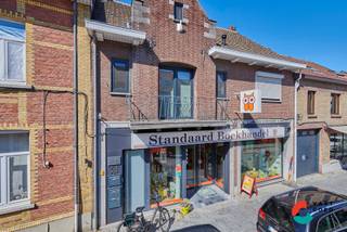 Ben je op zoek naar een centraal gelegen project met vergunning voor het creëren van een unieke B&B? Dan is dit renovatieproject in hartje Peer precies wat je zoekt!<br /><br />LIGGING:<br />Het pand is gelegen in Peer centrum, aan de achterkant van de Standaard Boekhandel. Via de parking van supermarkt Alvo of via de Noordervest, bereikt men de B&B. Dichtbij belangrijke voorzieningen zoals winkels, restaurants en openbaar vervoer. Bovendien zijn er in de buurt tal van recreatiemogelijkheden, zoals parken, wandel- en fietsroutes - wat het extra interessant maakt voor het uitbaten van een B&B. <br /><br />INDELING volgens de plannen:<br />Gelijkvloerse verdieping:<br />- Slaapkamer met inloopkast<br />- Badkamer<br /><br />Verdieping: <br />- Leefruimte met veel natuurlijk lichtinval<br />- Open keuken<br />- Vestiaire <br />- Apart toilet<br />- Ruim terras<br /><br />Kelderverdieping:<br />- Open ruimte <br />- Mogelijkheid fietsenberging<br /><br />EXTRA TROEVEN:<br />+ Veel lichtinval door uniek Sheddak<br />+ Vergunning aanwezig<br />+ Plannen aanwezig<br />+ Gratis ondergronds parkeren<br />+ Unieke investeringskans<br /><br />INTERESSE:<br />Wil je dit pand graag bezichtigen of wens je meer informatie? Neem contact met ons op en we helpen je dichtblij verder!