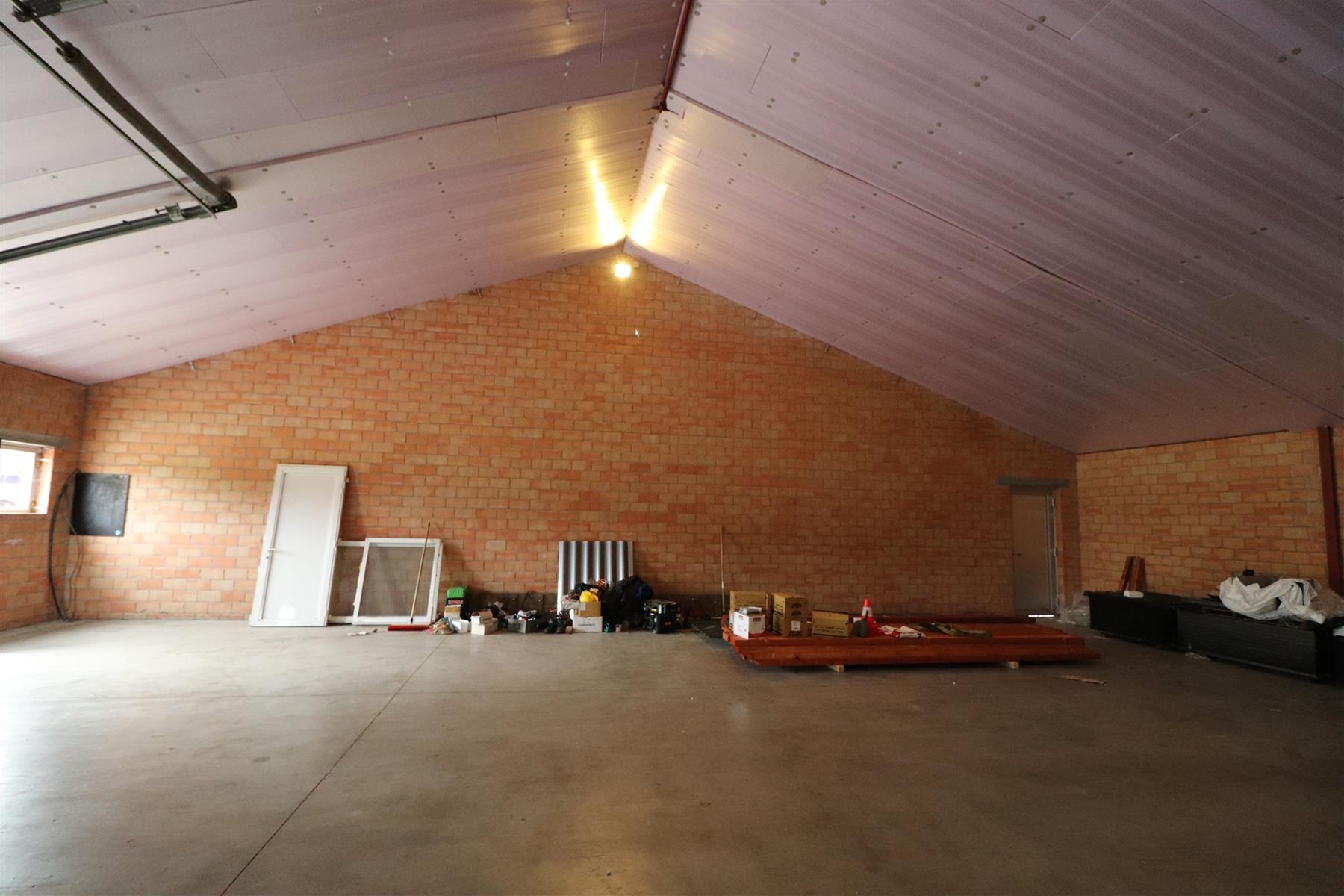 Opslagruimte van ong. 192 m², zijnde de linker opslagruimte achteraan gelegen. - foto 5