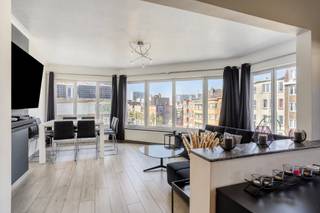 Instapklaar en lichtrijk hoekappartement gelegen op de 3e verdieping van een klein gebouw in Ganshoren. Het is gelegen in dichte nabijheid van winkels/warenhuizen, scholen en openbaar vervoer. Het appartement werd recent volledig vernieuwd en omvat: een inkomhal, een gastentoilet, een kastruimte met plaats voor wasmachine, 2 slaapkamers, een badkamer en de leefruimte met open keuken. Naast de keuken vinden we ook een gezellig balkon terug. De extra bergkelder op de -1 verdieping is inbegrepen in de prijs. De maandelijkse lasten bedragen +- 85 euro. Extra troeven: | elektriciteit conform | recente condensatieketel op aardgas | dubbel glas | leuk uitzicht | veel lichtinval | Wenst u meer informatie of een bezoek? Aarzel niet ons te contacteren via Laurens@immoaccenta.be