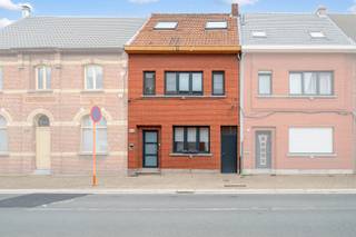 Op zoek naar een instapklare gezinswoning met ruimte, comfort en een uitstekende ligging? Dan is deze verrassend ruime woning in het hart van Burcht absoluut een bezoek waard. Met een bewoonbare oppervlakte van 182 m² op een perceel van 198 m² biedt deze woning alle ruimte om comfortabel te wonen en te genieten.<br />De gezellige leefruimte sluit naadloos aan op de volledig uitgeruste open keuken, het kloppend hart van de woning waar koken, tafelen en samenzijn moeiteloos samenkomen. De aparte wasruimte zorgt voor extra praktisch comfort. De vernieuwde badkamer (2025) met inloopdouche, de recente verwarmingsbrander (2023) en het gunstige EPC-label C (227 kWh/m²/jaar) maken het plaatje compleet.<br />Op de eerste verdieping bevinden zich twee ruime slaapkamers en de stijlvolle badkamer. De tweede verdieping werd volledig ingericht als royale master bedroom met elektrische stores. Dankzij de ruime oppervlakte en de aanwezigheid van Veluxramen aan beide zijden bestaat bovendien de mogelijkheid om deze verdieping eenvoudig op te splitsen in twee afzonderlijke kamers, waardoor een vierde slaapkamer kan worden gecreëerd. Verder beschikt de woning over twee toiletten, een kelder, elektrische rolluiken op het gelijkvloers en een degelijke betonnen structuur. Een absolute troef is de handige zij-ingang, ideaal voor fietsen, tuinmateriaal en vuilniscontainers.<br />Buiten geniet u van een volledig omheinde tuin van ca. 115 m² met een aangenaam terras waar u in alle rust kunt ontspannen of gezellige momenten kunt beleven met familie en vrienden. Dankzij de centrale ligging bevinden scholen, winkels, openbaar vervoer en belangrijke invalswegen zich vlakbij, terwijl ook Antwerpen vlot bereikbaar is. In de nabije omgeving is bovendien een ruime parking met laadpalen voor elektrische wagens voorzien.<br />Een ideale gezinswoning waar u zonder zorgen uw volgende hoofdstuk kunt beginnen.<br />Contacteer ons vandaag nog voor een bezoek.