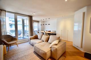 Instapklaar appartement gelegen op een centrale ligging te Knokke, vlakbij de winkels en de zee. Indeling: inkom met gastentoilet en vestiaire. Lichtrijke woonkamer met eethoek en toegang tot het terras. Volledig ingerichte open keuken voorzien van alle comfort (Miele toestellen). Master bedroom met ingemaakte kasten en aansluitende douchekamer. Tweede volwaardige slaapkamer met ingemaakte kasten en douchekamer. Het appartement is afgewerkt met hoogwaardige materialen. Privatieve kelder en fietsenberging. Kleinschalige residentie. Huurprijs van 1.650 euro per maand + 115 euro per maand forfait syndickosten. <br />