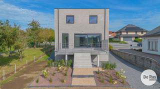 ASPELARE - Deze moderne woning zal u in al zijn opzichten kunnen bekoren. Deze woning, die werd afgewerkt met zeer kwalitatieve materialen, biedt u naast alle moderne comfort ook een mooie bewoonbare oppervlakte. Deze woning werd gebouwd naar de huidige regelgeving met betrekking tot isolatie- en ventilatienormen waardoor u hier terechtkomt in een uiterst energiezuinige woning (BEN-woning) voorzien van vloerverwarming (warmtepomp), ventilatie, zonnepanelen, enz...<br /><br />Naar indeling toe beschikt deze woning op het gelijkvloers over een ruime inkomhal voorzien van een gastentoilet, een mooie aangename leefruimte voorzien van veel lichtinval met zicht op de tuin en met een aanpalende open leefkeuken, een praktische bergruimte en een inpandige garage. Op de eerste verdieping bevinden zich naast de overloop, 3 zeer ruime slaapkamers, een verzorgde badkamer voorzien van alle comfort en een apart toilet. <br /><br />Extra troef aan deze woning is de volledig ondergrondse kelderverdieping (82m²) en de west georiënteerde tuin die reeds aangelegd is! <br /><br />In de directe omgeving bevinden zich openbaar vervoer, buurtwinkels, scholen en invalswegen.<br /><br />Kortom bent u op zoek naar een zeer mooie afgewerkte nieuwbouwwoning, voorzien van alle moderne comfort (zoals vloerverwarming, zonnepanelen, enz...), aarzel dan niet en maak snel uw afspraak! Voor meer info of bezoek 053/60.65.60.<br /><br />Aankoop onder gesplitst stelsel:<br />Grondwaarde: €195.000 (registratierechten 12%)<br />Constructiewaarde: €319.000 (21% btw)<br />Totaal incl. btw, excl. kosten en excl. notariskosten: €604.390,00
