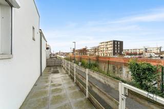 <strong>Te koop: op te frissen woning met ruim potentieel en terras aan het water in Kortrijk</strong><br /><br />Vlak bij het <strong>centrum van Kortrijk </strong>bevindt zich deze ruime woning met veel potentieel en een terras met <strong>zicht op het water.</strong><br /><br />Wat maakt dit pand uniek?<br />Op het gelijkvloers vind je een <strong>open leefruimte</strong>, een ruime keuken, kelder, badkamer, berging en een <strong>grote garage</strong>. Achteraan geniet je van een <strong>groot terras aan het water</strong>. De eerste verdieping telt <strong>vijf slaapkamers</strong>, waarvan drie boven de woning en twee boven de garage.<br />De <strong>zolder</strong> biedt bovendien <strong>ruimte</strong> voor extra kamers na verdere afwerking.<br /><br />Voor wie is dit ideaal?<br />Ideaal voor gezinnen of renovatiezoekers die een ruime stadswoning zoeken op een centrale locatie, met een unieke buitenruimte.<br /><br />Te koop via Immo Beguin, jouw vastgoedexpert sinds 2009.<br />Met kantoren in Ronse, Waregem, Kortrijk, Deinze, Doornik en Lessines.<br />Bezoek na afspraak met denis@immobeguin.be