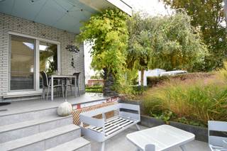 Ontdek deze gelijkvloerse woning op een toplocatie in Wevelgem. Residentieel gelegen, met alle voorzieningen - winkels, scholen, openbaar vervoer, ... - op een steenworp.<br />Ook de op- en afrit van de E403 en de verbindingen richting Kortrijk en Roeselare zijn vlot bereikbaar, waardoor je geniet van een uitstekende mobiliteit.<br /><br />Indeling als volgt:<br />Bij het binnenkomen word je verwelkomd in een inkomhal met apart toilet. De ruime doorzonleefruimte met zithoek en eetplaats straalt warmte en licht uit dankzij de grote raampartijen en het open karakter. De volledig geïnstalleerde keuken is praktisch ingericht en biedt rechtstreekse toegang tot het buitengedeelte.<br /><br />Verder beschikt deze bungalow over 3 volwaardige slaapkamers en een verzorgde badkamer.<br /><br />Op de kelderverdieping (-1) ontdek je een échte troef!<br />Een garage van 50 m², een wasplaats en verschillende bergruimtes / polyvalente ruimtes die tal van mogelijkheden bieden. Van hobbykamer tot extra bureau of fitnessruimte, hier kan het allemaal!<br /><br />Buiten geniet je van een prachtige tuin rondom de woning, die zorgt voor een oase van rust en privacy. Dankzij de verschillende hoekjes en terrassen kan je er op elk moment van de dag genieten van zon of schaduw.<br /><br />EXTRA TROEVEN: HR-beglazing, voldoende parkeergelegenheid in de straat, rustige buurt, ...<br /><br />Kortom, zeker een bezoek waard!<br /><br />Onze ref. DEV4799