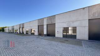 Newly built SME unit with a surface area of 726 m² for rent in a fantastic location along the commercial Brusselbaan in Hekelgem (Affligem).The...