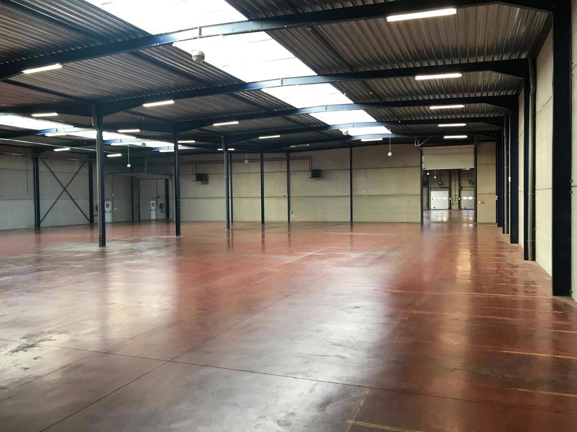Magazijn 3.024m² met kantoor 432m² te huur - foto 4