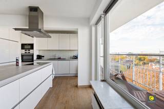 Modern 2 slaapkamer appartement with a view en riant terras!Dit stijlvol gerenoveerd appartement met hoge afwerkingsgraad ligt op de 11de verdieping...