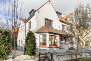 DE PANNE: PRACHTIGE 3-GEVELWONING MET UNIEK POTENTIEEL IN DE HISTORISCHE DUMONTWIJK Ontdek deze uitzonderlijk ruime woning met een bewoonbare...