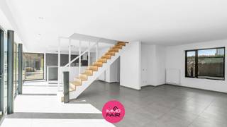 Aan de Postweg 46 in Lanaken ligt deze instapklare, vrijstaande gezinswoning met vier slaapkamers en twee badkamers. Deze lichtrijke, energiezuinige woning uit 2009 biedt maar liefst 210 m² woonplezier op een zongericht, onderhoudsvriendelijk perceel van 353 m². Je woont hier in een rustige, geliefde woonomgeving, nabij het centrum en de dagelijkse voorzieningen. Bilzen en Genk zijn vlot bereikbaar en ook hartje Maastricht ligt vlakbij.<br /><br />Via de ontvangsthal met afzonderlijk gastentoilet kom je in de open leefruimte. Grote raampartijen zorgen voor volop daglicht en de kamerbrede schuifpuien geven rechtstreeks toegang tot het terras. De royale zithoek en eetruimte sluiten op elkaar aan, met de open trap als eigentijds accent.<br /><br />De moderne open keuken beschikt over veel werk- en kastruimte en een ontbijthoek. Ze is uitgerust met een inductiekookplaat van De Dietrich, een ingebouwde vaatwasser, combi-oven, koelkast en diepvries.<br /><br />Op de eerste etage bevinden zich drie slaapkamers. De master bedroom van circa 23 m² beschikt over een ingebouwde kastenwand en een eigen badkamer en suite. De twee overige slaapkamers zijn elk circa 16 m² groot. Daarnaast zijn er een tweede badkamer en een apart toilet.<br /><br />De volledig ingerichte zolderverdieping vormt de vierde slaapkamer. Met circa 35 m² biedt deze ruimte ook plaats voor een werkplek of een eigen zithoek.<br /><br />Het souterrain biedt extra bergruimte en plaats aan de technische installaties.<br /><br />De woning heeft EPC-label B, met een energiescore van 123 kWh/(m² jaar). De aluminium ramen met hoogrendementsbeglazing en de recente cv-installatie op aardgas dragen bij aan de gunstige energieprestatie.<br /><br />Buiten vind je een onderhoudsvriendelijk aangelegd terras. Aan de voorzijde biedt de royale kiezelparking parkeergelegenheid voor meerdere auto’s op eigen terrein.<br /><br />Extra troeven:<br /><br />- Zuid-west georiënteerd perceel<br />- Twee airco-installaties van Mitsubishi Electric met koel- en verwarmingsfunctie.<br />- Aluminium ramen, deels voorzien van automatische rolluiken.<br />- Elektrische installatie conform tot 2034.<br />- Onderhoudsvriendelijke buitenruimte en parking voor meerdere voertuigen.<br /><br />Op zoek naar een royale, instapklare en energiezuinige gezinswoning? Bel Immofair op 089 390 990 of mail naar info@immofair.be voor een persoonlijke bezichtiging.
