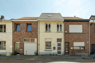 <p>Begane grond:</p><p>De begane grond beschikt over een lichte woonkamer (11 m²) die uitkomt op een eetkamer (9,4 m²) en een volledig uitgeruste keuken (14 m²). Daarnaast is er een aparte thuiskantoorruimte (4,8 m²), ideaal om vanuit huis te werken, evenals een extra kamer (9,7 m²), een badkamer (6,5 m²) . Ook het vermelden waard: een overdekt terras met een tuin. </p><p>Eerste verdieping</p><p>Op de eerste verdieping bevinden zich twee ruime slaapkamers: slaapkamer 1 (15 m²) en slaapkamer 2 (11 m²), evenals een extra opslagruimte (6,2 m²) vlakbij de trap.</p><p>Tweede verdieping</p><p>Op de tweede verdieping bevindt zich een extra slaapkamer (12 m²), bereikbaar via een ruime gang (7,8 m²). Aangrenzend bevindt zich een kamer die als dressing fungeert.</p><p>Hoogtepunten</p><p>✔ 3 volwaardige slaapkamers</p><p>✔ Woonoppervlakte van ongeveer 128 m²</p><p>✔ Grote tuin</p><p>✔ Mogelijkheid om een parkeerplaats te huren</p><p>✔ Keuken met veel lichtinval</p><p>✔ Ideaal voor een gezin</p><p><br /><br />Dimitri Thiers</p><p>Dimitri@home4you.be</p><p>+32 479 87 63 79</p><p>7 dagen per week beschikbaar</p><p>BIV 510 880</p><p>Wilt u een gratis taxatie van uw woning? Neem gerust contact met ons op.</p><p> </p><p><span><span> </span></span></p>