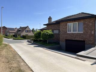 Deze verzorgde woning is gelegen aan een doodlopende straat, Den Dries 12, 3840 Tongeren-Borgloon, en biedt een rustige, landelijke woonomgeving.
De woning beschikt over een bewoonbare oppervlakte van 129 m² en een perceeloppervlakte van 7a 78ca en omvat een gezellige leefruimte met haard, een nieuwe keuken, nieuwe badkamer, 3 slaapkamers, een veranda, garage en een volledig onderkelderde verdieping die tal van opberg- of gebruiksmogelijkheden biedt.
Verder is de woning uitgerust met zonnepanelen en een thuisbatterij, airconditioning, rolluiken, een tuinhuis en een volledig omheinde tuin. Dankzij het EPC-label D is er geen renovatieverplichting.
Een interessante woning voor wie op zoek is naar comfortabel wonen op een rustige locatie, met een vlotte bereikbaarheid van de nodige voorzieningen.