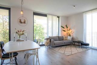 Lichtrijk appartement (EPC A) met ruim zonneterras en groen uitzicht te Groenzuid.<br />Ontdek dit prachtig lichtrijk appartement waar ruimte, comfort en licht centraal staan. Dankzij de grote ramen tot op de grond baadt de leefruimte de hele dag in natuurlijk zonlicht en geniet je van een open en aangename sfeer. De gezellige leefruimte geeft uit op een royaal zuidwestgericht terras van maar liefst 17 m². Hier kan je volop genieten van de middag- en avondzon met een rustgevend uitzicht op een zee van groen – een unieke troef die zorgt voor privacy en ontspanning. De open keuken is volledig uitgerust met alle nodige toestellen: oven, microgolf, kookplaat, afwasmachine en een ingebouwde koelkast met diepvries. Aansluitend bevindt zich een praktische berging, ideaal voor extra stockage en huishoudtoestellen. Het appartement is bovendien voorzien van een waterverzachter voor extra comfort. <br />Extra troeven: <br />- Twee zeer ruime slaapkamers. Eén van de twee slaapkamers is zodanig groot dat hier makkelijk met minimale ingreep twee slaapkamers van gemaakt kunnen worden. <br />- Ondergrondse staanplaats vlak bij de lift <br />- Kelderberging voor bijkomende opslagruimte <br />- Op wandelafstand van openbaar vervoer en winkels<br />- grote gemeenschappelijke tuin aanwezig, enkel toegankelijk voor bewoners <br />De ondergrondse staanplaats is verplicht mee aan te kopen voor €20.000. Dit appartement combineert licht, ruimte en een groene omgeving met een uitstekende praktische indeling. Ideaal voor wie comfortabel en rustig wil wonen met alle voorzieningen binnen handbereik. Interesse? Kijkdagen (enkel op afspraak) op woensdagavond 11 maart en zondag 15 maart. Neem contact op via schaapskooi@yahoo.com voor een bezoek en laat je verrassen door de charme en het licht van dit unieke appartement. GEEN IMMO AUB