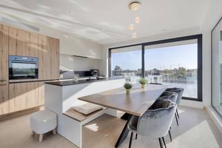 Op de hoek van de Veurnestraat en de Switch Road, op wandelafstand van de Grote Markt van Poperinge, vind je dit modern en energiezuinig huis die het beste van twee werelden combineert: het comfort van een appartement met de ruimte en het gevoel van een huis.Deze recente woning (2021) met EPC-label A is doordacht ontworpen en voorzien van alle hedendaagse comfort, waaronder vloerverwarming, airco, screens, zonnepanelen en een lift die elke verdieping verbindt.Bestaande uit:Gelijkvloers:ruime inkomhal en garage met sectionale poort. Via de lift of trap bereik je de bovenliggende verdiepingen.Eerste verdiep:twee lichtrijke slaapkamers en een volledig ingerichte badkamer met inbouwlavabo, douche en toilet.Tweede verdiep: Living met open, moderne keuken, extra slaapkamer, tweede badkamer met dubbele inbouwlavabo en inloopdouche, een apart toilet en praktische berging, Vanuit de leefruimte heb je toegang tot het zuidgericht terras van maar liefst 32 m², waar je in alle rust kunt genieten van het mooie verzicht over Poperinge. De grote glaspartijen zorgen voor een overvloed aan natuurlijk licht en creëren een aangenaam, ruimtelijk gevoel doorheen het hele pand.Troeven van dit huis te koop:Energiezuinig: EPC-label APrivé lift aanwezig – comfort op elk niveauZuidgericht terras met mooi zichtAirco &amp; vloerverwarmingZonnepanelen &amp; Screens Garage met sectionale poortEen perfecte keuze als eigen woning of investering in het hart van Poperinge!