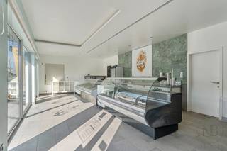 Dit handelspand ligt in het commerciële centrum van Houthalen-Oost, aan een drukke verbindingsweg tussen Genk en Houthalen. Tal van andere en diverse commerciële panden liggen rondom. Het is een gunstige handelsomgeving. Op enkele minuten ligt het recreatief domein Hengelhoef en de oprit van de E314.<br /><br />Het handelspand heeft een bruikbare oppervlakte van 135 m<sup>2</sup> op het gelijkvloers en 110 m<sup>2</sup> in de kelderverdieping. De zaak is volledig uitgerust met een industriële keuken en afhaaltoog. Deze kunnen mee overgenomen worden. Er is parking voor een vijftal wagens.<br /><br />Interesse? Contacteer ons vandaag nog voor meer info! <br />089/20 34 34 of info@ninabrunovastgoed.be