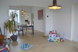 Deze warme, karaktervolle woning geniet van een uitstekende ligging in het bruisende centrum van Gullegem. Je woont hier op wandelafstand van...