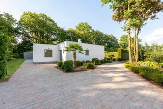 Op een toplocatie, omgeven door groen, bevindt zich deze unieke volledig gerenoveerde laagbouwvilla die uitblinkt in ruimte, comfort...