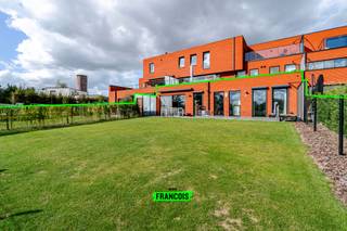 HET EERSTE BEZOEKMOMENT IS VOLZET. Bent u op zoek naar een instapklaar appartement met een unieke ligging? Dit recente gelijkvloerse...