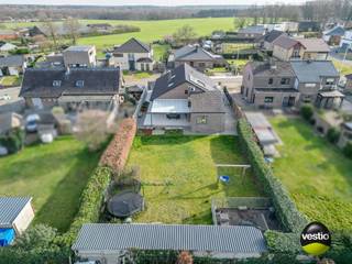 GERENOVEERDE, ENERGIEZUINIGE WONING MET KANGOEROEWONING OP TOPLOCATIE!<br /><br /><span><span><span><span><span><span><span><span>We vinden deze ruime , gerenoveerde woning terug langs de Hoeverbergweg te Opglabbeek. Een zeer rustige straat in een kindvriendelijke omgeving maar ook het centrum van Opglabbeek met haar winkels, scholen, horeca en de omliggende gemeenten Genk , As en Maaseik + de oprit van de E314 zijn zeer vlot bereikbaar. Voor de natuurliefhebbers is dit ook een droomlocatie , in de Bosbeekvallei zijn er namelijk tal van prachtige wandelroutes en het fietsroutenetwerk ligt ook vlakbij ...</span></span></span></span></span></span></span></span><br /><br />De woning met een bewoonbare oppervlakte van 248 m² ( excl. kelder 126 m² en zolder 38 m² ) is in de loop der jaren uitzonderlijk goed onderhouden en heeft de laatste jaren nog heel wat renovaties ondergaan. Zo werden onder andere de ramen vernieuwd, het dak geïsoleerd, airco’s / inverter geïnstalleerd, een nieuwe hoogrendement aardgasketel en 14 zonnepanelen ( 14 x 350 Wp ) geplaatst. Deze renovaties resulteren in een zeer gunstige EPC score van slechts 136 / label B !!!<br /><br />Bovendien beschikt het huis over een kangoeroewoning die eventueel kan dienen als bijvoorbeeld kantoor- of praktijkruimte of zelfs als Airbnb. Het leefgedeelte van meer dan 60 m² is ingedeeld in een ruime living en een zonovergoten veranda zodat je er kan genieten van heel wat natuurlijke lichtinval ! De living met haar vele raampartijen biedt een zee aan ruimte , zo is het heerlijk vertoeven in de zithoek met ingebouwde gashaard en is er ruimte zat voor een zeer grote eettafel. In de veranda is het vooral in de voormiddag zalig genieten van de ochtendzon en via het schuifraam heb je hier toegang tot het terras aan de zijkant van de woning. De keuken die aansluit op de veranda moet zeker niet onderdoen ! Ze is voorzien van alle moderne comfort en zeer praktisch ingedeeld.<br /><br />Verder kan je gelijkvloers nog een centrale inkomhal met vestiaireruimte en gastentoilet , een ruime slaapkamer , een handige bergruimte (die eventueel ook als slaapkamer kan dienen) en een badkamer terugvinden. Maar dus ook een aparte kangoeroewoning hoort erbij , deze is uitgerust met een slaapkamer, een badkamer en een grote leefruimte met kitchenette. Op de eerste verdieping beschikt u verder nog over 2 ruime slaapkamers en er is eventueel nog de mogelijkheid om op deze verdieping 2 extra slaapkamers bij te creëren dankzij een nog niet-ingerichte zolderruimte van om en bij de 38 m² .<br /><br />Dankzij de kelderverdieping van 126 m² opgedeeld in 6 ruimtes heb je ruimte zat om nog spullen op te bergen. Via de automatische sectionale garagepoort kan je de garage van 70 m² betreden waar er ruimte genoeg is om enkele wagens te parkeren. De tuin tenslotte is recent heraangelegd en op het grote grasveld hebben kinderen de ruimte om te ravotten. Op het terras van 40 m² met ingebouwde barbecue werd onlangs nog een mooie terrasoverkapping geplaatst.<br /><br />De vele TROEVEN van deze woning nog eens op een rijtje :<br /><br />+ Energiezuinig: EPC is slechts 136!<br />+ Kangoeroewoning die voor tal van doeleinden gebruikt kan worden. ( Airbnb)<br />+ 14 zonnepanelen x 350 Wp<br />+ Elektriciteit is volledig goedgekeurd<br />+ Regenwaterput 10.000 liter (toiletten-wasmachine-buitenkranen)<br />+ Dak (20cm) + spouw geïsoleerd.<br />+ Recente aardgasketel bj. 2021<br />+ Ramen vernieuwd in 2018<br />+ Airco’s / inverter geplaatst in slaapkamer en living<br />+ Volledig onderkelderd<br />+  Ligging in zeer rustige en geliefde, kindvriendelijke buurt<br />+ 4 slaapkamers , uitbreiding naar 6 slaapkamers mogelijk !<br />+ Asbestvrij<br />+ Gelijkvloers wonen mogelijk<br />+ Veel lichtinval !<br />+ Ruime , mooi aangelegde tuin.<br /><br />Kortom, een zeer ruime, energiezuinige woning op een toplocatie in Opglabbeek! Meer info? Contacteer Maarten Delbroek via maarten@vestio.com of bel naar 0471/034804.<br /><br /><br /> 