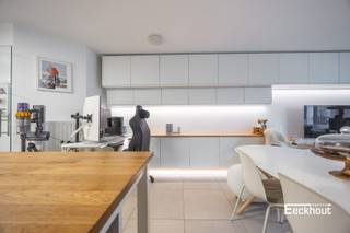 Dit moderne appartement bevindt zich op de derde verdieping van de recente residentie 'Vertigo'. Het gebouw bevindt zich in het centrum van Oostende, op enkele passen van het strand, de winkelstraat en het station.<br />Het appartement werd afgewerkt met tijdloze, kwalitatieve materialen en is ingedeeld als volgt:<br />ruime inkomhal met plaats voor vestiairekast, lichtrijke woonkamer met open, geïnstalleerde keuken, groot zonneterras, 2 volwaardige slaapkamers, badkamer met dubbel lavabomeubel en ligbad met douchescherm, apart toilet en berging met aansluiting voor wasmachine.<br />Het appartement is zeer energiezuinig (EPC A), asbestvrij en bovendien is de elektrische installatie conform!<br />Er is een gemeenschappelijke fietsenberging in het gebouw.<br />Het appartement is zowel geschikt voor eigen bewoning als voor een interessante vastgoedinvestering. Dankzij de aanwezigheid van een huurder kan je als investeerder meteen genieten van huurinkomsten.<br />Bovendien bestaat de mogelijkheid om een garage in de residentie aan te kopen, een absolute meerwaarde aan de kust!<br />Kom de vele troeven van dit appartement ontdekken en boek snel uw afspraak!