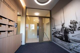 <p><span>Eigentijds en Luxueus licht appartement - studio met ruim Noord - Oost terras op het Eilandje en op 10 minuten fietsen van het centrum.</span></p><p><span>Rustig gelegen hoek appartement op de eerste verdieping van een laag gebouw. Je komt binnen in de zonnige sfeervolle leefruimte, parketvloer en een aangenaam slaapgedeelte.</span></p><p><span>Een volledig geïnstalleerde half open keuken voorzien van alle toestellen. Dé troef van dit appartement? Het gezellige terras met prachtig vergezicht op groen en zijdelings zicht op de haven, "het Kempisch dok", waar u rustig kan genieten van het zonnetje.</span></p><p><span>De ruime badkamer is uitgerust met een dubbele wastafel en douchecabine met afgescheiden toilet. Aangrenzend heeft men nog een ruime berging waar de aansluiting zich bevindt voor wasmachine en droogkast.</span></p><p><span>Het betreft een hoogwaardig afgewerkte studio voorzien van alle luxe en comfort.</span></p><p><span>Op -1 heeft men nog een autostaanplaats ter beschikking aan €100 p/mnd.</span></p><p><span>Bijzonderheden:</span></p><p><span>-terras met prachtig zicht.</span></p><p><span>-</span><span>pand wit opgeschilderd.</span></p><p><span>-gordijnrails voorzien.</span></p><p><span>-opbouw armaturen met led spots.</span></p><p><span>-vloerverwarming.</span></p><p><span>-vaste kosten 90 euro p/mnd.</span></p><p><span> </span></p>