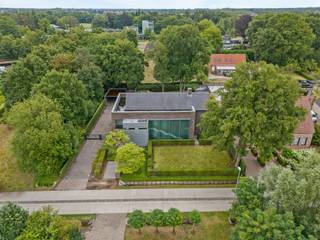 Welkom in deze stijlvolle en instapklare villa waar ruimte, licht en luxe naadloos samenkomen. Gelegen op een prachtig perceel van circa 1.570 m², biedt deze eigentijdse woning alles voor wie comfortabel en sfeervol wil wonen – binnen én buiten.<br /><br />Bij binnenkomst word je verwelkomd in een ruime open inkomhal met gastentoilet en vestiaire. De gelijkvloerse verdieping straalt gezelligheid en klasse uit dankzij de combinatie van grote raampartijen, een open haard, vloeren in Belgische blauwe hardsteen en warme parket. De open keuken is een ware eyecatcher: uitgerust met een royaal kook- en werkeiland, koelkast, oven, vaatwasser, microgolf, keramische kookplaat, grillplaat en zelfs een ingebouwd stoommandje. Aangrenzend vind je een praktische bijkeuken met ingemaakte kasten.<br />De eetruimte biedt voldoende plek voor een grote eettafel en een gezellige leeshoek. Aan de andere kant van de keuken is de zitruimte met open haard en aansluitend bevindt zich een lichtrijke bureauruimte, afgewerkt met maatkasten en zicht op de tuin – ideaal voor thuiswerk in stijl.<br /><br />De eerste verdieping ademt dezelfde hoogwaardige afwerking als het gelijkvloers. De nachthal verbindt vier slaapkamers. De master bedroom beschikt over een eigen dressing en een luxueuze ensuite badkamer met bad, inloopdouche en wastafel, en biedt een prachtig uitzicht op de tuin. De drie kinderkamers zijn stuk voor stuk voorzien van ingebouwde kasten en ingebouwde bureaus. Verder vind je hier een tweede douchekamer, een aparte wasplaats en een afzonderlijk toilet.<br /><br />Via een vaste arduinen trap bereik je de volledig afgewerkte zolderverdieping. Een ideale plek voor een extra slaapkamer(s), speelkamer, hobbyruimte of creatieve studio. Daarnaast is er een afgesloten bergzolder.<br />Tevens kelder aanwezig van ca 60m².<br /><br />De zuidoost gerichte tuin heeft meerdere terrassen en een verwarmd overloopzwembad met waar je op zonnige dagen heerlijk kunt genieten. Aan het zwembad een poolhouse met toilet, kleedruimte, ingebouwde toog en een buitendouche. <br />Achteraan het perceel vind je een ruime, stenen tuinberging met houtopslag én een dubbele carport. Voor de woning is er bovendien voldoende extra parkeergelegenheid.<br /><br />Buitengewone kenmerken: <br />•Hoogwaardige afwerking en veel maatwerk<br />•Grote raampartijen zorgen voor een prachtige lichtinval en tuinzicht<br />•4 slaapkamers en 2 badkamers, mogelijkheid tot extra slaapkamers<br />•Inpandige bergingen en multifunctionele zolderverdieping<br />•Verwarmd overloopzwembad <br />•Regenwaterput aanwezig<br />•Dubbele carport en extra parkeergelegenheid<br /><br />Deze woning combineert modern comfort met een warme, huiselijke sfeer. Ben je op zoek naar een instapklare woning met karakter en ruimte op een toplocatie? Dan is dit jouw nieuwe thuis. Neem vandaag nog contact met ons op voor een bezichtiging.