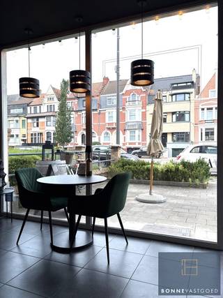 <p>De locatie langs de Scheepsdalelaan, toegangspoort naar het centrum van Brugge, zorgt ervoor dat u van de automatische visibiliteit geniet door de passage van 100’en auto’s per dag.</p>
<p>De privatieve buitenruimte voor de etalage zorgt voor een zuid-west gericht terras òf plaats om fietsen te stallen. Met het stadstuintje aan de achterzijde is ook nog een tweede privatieve buitenruimte inbegrepen.</p>
<p>Binnenin is het pand opgedeeld in: de eigenlijke handelsruimte, momenteel als wijnbar uitgebaat, berging en toiletten M/V.</p>
<p>Op deze commerciële locatie uw zaak vestigen?</p>
<p>Contacteer Bonne Vastgoed voor een bezoek of voor meer informatie via 050/73.73.73 of via info@bonnevastgoed.be</p>
<p></p>
<p></p>