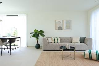 Stijlvol en energiezuinig wonen in het kloppend hart van Waregem, waar de charme van een gezellige stad naadloos samengaat met alle voordelen van een moderne levensstijl én in de nabijheid van groen zoals park Baron Casier, wie droomt hier niet van? <br /><br />Dit Eribo-project omvat 6 woningen met een halfopen, open of gesloten bebouwing, elk met 3 ruime slaapkamers. Elke woning beschikt over een tuinhuis en afgesloten tuin met toegang <br />achteraan. De garageboxen zijn bereikbaar via de Putmanstraat. <br /><br />De woningen maken deel uit van het project Barolo dat over een mooie groene binnentuin beschikt. Bewoners van de woningen kunnen hier ook van meegenieten, een leuke extra voor wie op zoek is naar een aangename woonomgeving. Deze binnentuin biedt bewoners een groene oase midden in de stad, een plek waar rust en natuur centraal staan.<br /><br />Met een E-peil van 20 doen de woningen beter dan de norm. De woningen zijn uitgerust met zonnepanelen, warmtepompen, vloerverwarming en ventilatiesysteem D met warmterecuperatie. <br />Niet alleen goed voor ons klimaat maar ook voor jouw budget!<br /><br />Wil je aanpassingen op vlak van indeling en afwerking? Dat kan. We begeleiden je graag van plan tot oplevering, vergezellen je tijdens je bezoeken aan verschillende showrooms en adviseren je over materialen om je appartement piekfijn af te werken, volledig volgens jouw smaak en wensen! <br /><br />Wil jij hier graag wonen? Maak dan nu snel een afspraak via ben@eribo.be of 0488/942.643.<br />De ruwbouw is reeds afgewerkt.