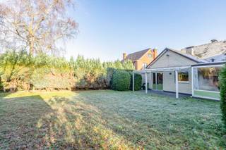 Op de stadsrand van Sint-Niklaas, met vlotte aansluiting naar invalswegen, vindt u deze woning boordevol mogelijkheden. Een ideale opportuniteit...