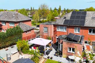 Bent u op zoek naar een energiezuinige en instapklare woning in een rustige buurt van Zele? Deze verzorgde woning met zonnepanelen en EPC-label B biedt modern comfort zonder renovatiezorgen.<br /><br /><strong>De indeling:</strong><br />Op het gelijkvloers komt u binnen via de inkomhal met gastentoilet. De lichte leefruimte met open keuken vormt het hart van de woning. Verder vindt u hier een praktische berging en een inpandige garage met automatische poort.<br /><br />De eerste verdieping beschikt over <strong>vier volwaardige slaapkamers</strong> en een verzorgde badkamer met tweede toilet. Op de tweede verdieping bevindt zich een <strong>grote, geïsoleerde zolder </strong>(36 m²) die u naar wens kunt inrichten als extra hobbyruimte of master bedroom.<br /><br />Buiten geniet u van een zonnige, praktisch ingerichte tuin inclusief speeltoestellen voor de kinderen. Dankzij de uitstekende isolatie en rolluiken overal woont u hier uiterst comfortabel en energiezuinig.<br /><br /><strong>Bezoek inplannen?</strong><br />Neem contact op met <strong>Kübra via 04 65 08 41 48</strong> of mail naar <strong>kubra@ocvastgoed.be</strong>.<br /><br />EPC: 151 kWh/m²jaar (B-label)<br />Bruikbare vloeroppervlakte 179 m² (Volgens het EPC-verslag) - Perceeloppervlakte 300 m²<br />Stedenbouwkundige inlichtingen: Woonuitbreidingsgebied, bouw vergund, geen verkavelingsvergunning, geen rechterlijke herstelmaatregel of bestuurlijke maatregel opgelegd, geen voorkooprecht.<br />Geen overstromingsgevoelig gebied. P-score = C, G-score = C<br />Elektriciteit niet-conform