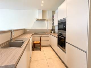 Dit ruime gelijkvloerse (rolstoelvriendelijke) appartement van 97 m² is momenteel verhuurd via Thuiswest (sociaal verhuurkantoor) en vormt een interessante opportuniteit voor wie op zoek is naar een vastgoedinvestering met lopende verhuur en of iemand die iets zoekt om zelf na enkele maanden in te wonen.<br />Het appartement is het grootste van vijf gelijkvloerse appartementen die naast elkaar gelegen zijn en door dezelfde eigenaar te koop worden aangeboden. Dankzij de volledig privatieve toegang, los van de gemeenschappelijke inkom, draagt dit appartement niet bij in de syndicuskosten.<br />De indeling is als volgt: een overdekte inkomruimte met privatieve voordeur, inkomhal met plaats voor een jassen- en schoenenrek, gevolgd door een schuifdeur naar de ruime en lichtrijke leefruimte met grote raampartijen. Aansluitend bevindt zich de moderne open keuken met toestellen en een praktische berging.<br />Verder beschikt het appartement over een afzonderlijk toilet, twee volwaardige slaapkamers en twee badkamers. De eerste badkamer is uitgerust met wastafel en douche. De grote slaapkamer biedt toegang tot de achterzijde van het gebouw. De tweede slaapkamer sluit aan op een ruime badkamer met ligbad, dubbele lavabo en toilet.<br />Aan de achterzijde bestaat bovendien de mogelijkheid om een privatieve autostaanplaats(en) aan te kopen voor € 10.000 per staanplaats.<br />De ramen werden vernieuwd in 2016 en er is elektrische verwarming ( epc c).<br />Interesse? Neem vrijblijvend contact op met Maggie via maggie@vastgoednorman.be of 0479 40 24 04.