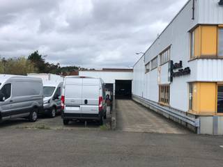 Magazijn 2.357m² + buitenterrein 4.899m² en kantoor 430m² te huur in Kontich Industrie zeer goed gelegen aan de op- en afrit van de E19 in Kontich.-...