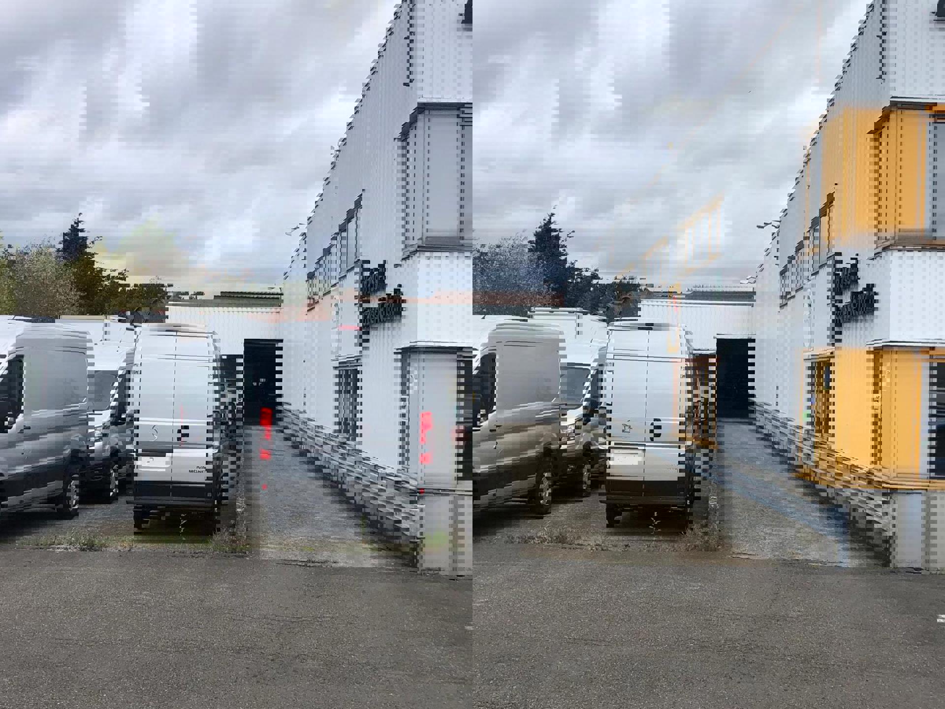 Magazijn met verhard terrein en kantoren te Kontich Industrie - foto 3