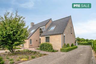 Deze ruime gezinswoning is met een bewoonbare oppervlakte van 315 m² verrassend praktisch ingedeeld. Met de mogelijkheid tot vijf...