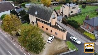 Gemengd gebouw met vele mogelijkheden nabij het centrum van Borgloon Dit gemengd gebouw treffen we aan in Borgloon, gelegen nabij de...