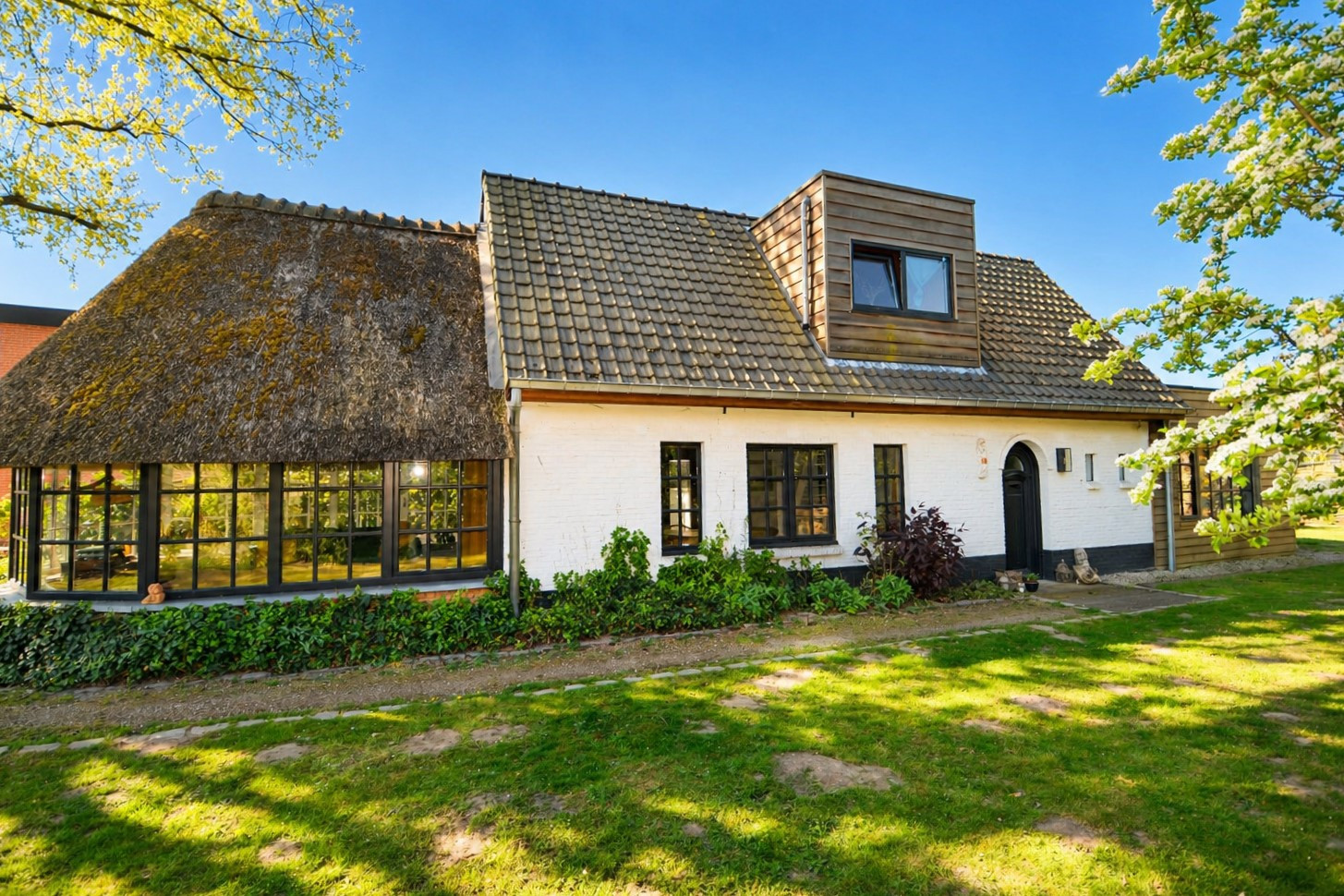 CHARMANTE OPEN BEBOUWING MET 2 SLK EN TUIN! - foto 2