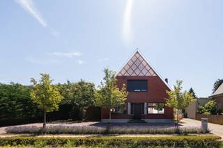Voor verdere info of een vrijblijvende waardebepaling van uw eigendom: info@homixx.be of 016 199 344.<br /><br />Bent u op zoek naar een harmonieuze combinatie van een uitstraling met karakter, ruimte en een uitstekende bereikbaarheid? <br />Homixx Vastgoed stelt met trots deze charmante, vrijstaande gezinswoning voor, gelegen op een uiterst strategische locatie aan de Putsebaan in Keerbergen. <br />Deze instapklare woning is voorzien van een bijzonder charmante gevel die meteen warmte en authenticiteit uitstraalt. <br />Het geheel bevindt zich op een royaal perceel van 1.000 m² en biedt met een bewoonbare oppervlakte van 185 m² alle ruimte die uw gezin ambieert. <br />Dankzij de doordachte indeling en het feit dat de woning reeds deels gerenoveerd werd, geniet u hier onmiddellijk van een hedendaags wooncomfort achter een tijdloze voorzijde.<br /><br />Bij het betreden van de woning ervaart u meteen een aangenaam gevoel van licht en ruimte. <br />De gezellige leefruimte (met living en eetplaats) sluit naadloos aan op de functionele keuken. <br />In de veranda kan je via de grote glaspartijen het hele jaar door heerlijk vertoeven en genieten van een optimaal binnen-buitengevoel. <br />Verder beschikt het gelijkvloers over een praktische berging/wasplaats/eerste slaapkamer en de functionele badkamer met toilet.<br /><br />Op de eerste verdieping bevinden zich drie volwaardige, ruime slaapkamers. <br />Deze verdieping is naast deze slaapkamers uitgerust met 2 handige bergzolders die extra opbergruimte biedt voor al uw spullen.<br />Op de 2de (zolder) verdieping kan men indien gewenst nog makkelijk 2 extra slaapkamers bijmaken.<br /><br />Buiten is het puur genieten in de royale groen tuin die perfect aansluit bij de idyllische look van de charmante gevel. <br />Het gezellige terras verleent zich uitstekend voor ontspannende zomerdagen en gezellige barbecues met vrienden en familie. <br />Qua parkeergelegenheid is de woning uitstekend voorzien: u beschikt over een inpandige garage met één staanplaats en een ruime oprit met een 7 à 8 tal buitenparkeerplaatsen.