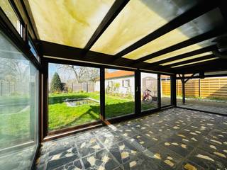 <strong>Menen: charmante villa met 3 slaapkamers en garage te koop</strong><br /><br />In de Wervikstraat te Menen staat deze charmante alleenstaande villa te koop.<br />Men een mooie grote tuin, garage voor 2 wagens, 3 slaapkamers, grote leefruimte en veranda zijn de mogelijkheden hier eindeloos.<br /><br /><strong>Indeling:</strong><br />gelijkvloers: inkomhal, toilet, keuken, living en veranda<br />1ste verdiep: 3 slaapkamers en badkamer<br />zolder<br />kelder<br />grote tuin<br />afzonderlijke garage<br /><br /><strong>pluspunten:</strong>
<ul><li>grote tuin</li><li>dubbele garage, 3 staanplaatsen</li><li>10 zonnepanelen + batterij</li><li>centrale ligging</li></ul>
renovatieplicht