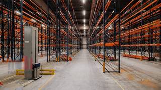 3 744 m² d’espace de stockage <strong>à louer</strong><br />Idéalement situé entre deux voies navigables, dont la Rupel, et à seulement 1,5 km de l’A12, ce qui permet de rejoindre facilement Anvers et Bruxelles. L’accès à l’autoroute E19 (sortie Rumst) se trouve à seulement 8 km. La gare de Boom est située à 2 km et est facilement accessible par les transports en commun.<br /><br />Le hall dispose d’une hauteur libre de 10,5 m et est équipé de 20 quais de chargement, d’une charge au sol de 5 T/m² et d’un système de sprinklers ESFR. Le bâtiment est également doté de panneaux solaires, d’un système de sécurité incendie et d’un système HVAC performant pour le chauffage. Au premier étage se trouve un espace de bureaux de 724 m².<br />Grande aire de stationnement et de manœuvre sur le site.<br /><br />Disponible à partir du 01/02/2026.<br /><br />Contactez <strong>PANORAMA B2B</strong> pour plus d’informations, plans ou une visite sans engagement : <strong>03 225 03 03.</strong>