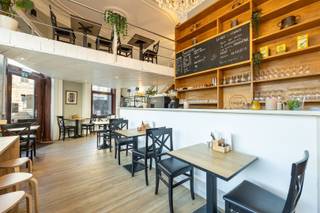 <p><span>ANTWERPEN - 't Zuid</span><span>: Over nieuw justitipaleis, instapklaar commercieel handelspand 85m² voor o.a. horeca</span></p><p><span> </span></p><p><span>BESCHRIJVING:</span></p><p><span> </span></p><p><span>Dit hoekpand is gelegen aan de Bolivarplaats, net tegenover het nieuw gerechtshof en geniet van een uitstekende visibiliteit.</span></p><p><span>Gelijkvloers bevindt zich een volledig vernieuwd restaurant met keuken. Vergunning voor groot terras werd verkregen.</span></p><p><span>Op de mezzanine zijn er extra zitplaatsen en bevinden zich de toiletten.</span></p><p><span> </span></p><p><span>BIJZONDERHEDEN:</span></p><p><span> </span></p><p><span>* HORECA mogelijk</span></p><p><span>* Onroerende voorheffing 110 €/maand</span></p><p><span>* Beschikbaar vanaf 15/05/2026</span></p><p><span>* Inboedel kan overgekocht worden</span></p><p><span>* Vrij van brouwer</span></p>