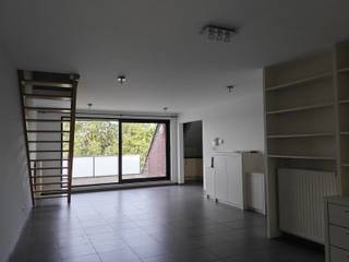 Stel je voor: een rustige ochtend, een verse koffie in de hand en de eerste zonnestralen op je terras! Even vertragen voor de dag begint. Dit stijlvolle appartement biedt een plek waar je echt thuis kunt komen!<br /><br />Strak, hip, jong appartement gelegen aan de stadsrand van Aarschot! Hier zijn geen verrassingen, gewoon binnenkomen en wonen!<br /><br />Binnenkomen doe je in een kleine hall met handige vestiaire en aansluitend onmiddellijk wasplaats en wc. De living voelt licht en aangenaam aan met een open keuken. De keuken omvat een keramische kookplaat, een inox dampkap, een combi oven, een ingebouwde ijskast met diepvriesvakje en een Ingebouwde vaatwasmachine. Op de verdieping 1 ruime slaapkamer, heel praktisch ingericht met badkamer inclusief. Praktische badkamer met douche, wc en badkamermeubel.<br /><br />De huurprijs bedraagt 950 € per maand. De gemeenschappelijke kosten bedragen 25 € per maand. Alle nutsvoorzieningen zijn apart. Je hebt een private staanplaats voor je auto in het gebouw en een afgesloten kelder.<br /><br />Het appartement staat klaar om je onmiddellijk te ontvangen!