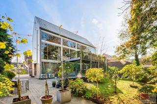 Unieke architectenwoning met stalen constructie en glazen achtergevel in Maasmechelen. Gelegen in een groene oase biedt deze woning een combinatie...
