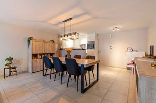 <p><strong>Centraal gelegen stadswoning met twee slaapkamers en ruim terras te huur in Waregem</strong></p>

<p>Op een uitstekende locatie, op slechts twee minuten wandelen van het station, bevindt zich deze instapklare stadswoning met een aangenaam en zonnig terras. Dankzij de ligging in het centrum van Waregem zijn winkels, scholen en openbaar vervoer vlot bereikbaar.</p>

<p><strong>Indeling</strong><br />Het appartement beschikt over een aparte inkomhal met vestiaire, een lichtrijke woonkamer met gezellige zithoek en een open, volledig uitgeruste keuken. Verder zijn er twee ruime slaapkamers, een badkamer met ligbad/douche en lavabo, een apart toilet en een praktische berging/wasplaats. Het grote, zonnige terras biedt bovendien directe toegang tot de garagebox.</p>

<p><strong>Troeven</strong></p>

<ul><li>
	<p>Energiezuinig: EPC B</p>
	</li><li>
	<p>Centrale ligging nabij centrum en station</p>
	</li><li>
	<p>Vlotte verbinding met de E17 en de Ring van Waregem</p>
	</li><li>
	<p>Aparte inkom (huisnummer 16), los van het appartement</p>
	</li><li>
	<p>Beperkte syndickosten: €15 per maand</p>
	</li></ul>

<p>Interesse in deze stadswoning? Neem gerust contact op met Indra via <strong>056/61.10.10.10</strong> voor meer informatie of een bezoek.</p>

<p> </p>