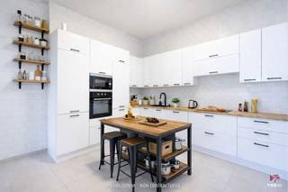 Ideaal gelegen aan de Rue de la Poudrière 42, tegenover het charmante plein van Ninove en dicht bij het stadscentrum, biedt deze ruime...