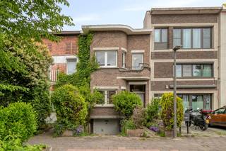 Deze woning met 3 slaapkamers die we te koop aanbieden in Deurne, is voorzien van 2 grote en 1 kleinere slaapkamer, en volledig naar jouw wens...
