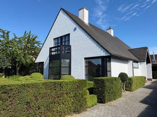 <p>Goed onderhouden, vrijstaande gezinswoning (bj. 1997) op een perceel van 638 m² met een bewoonbare oppervlakte van 240 m² en 53 m² geïsoleerde zolder. Rustig en landelijk gelegen in Merelbeke op wandelafstand van school, bus en winkels, met een vlotte verbinding naar Gent, N60 en E17/E40. Energiezuinig (EPC-label B, geen renovatieplicht) met een Viessmann condensatieketel (2018) en vloerverwarming op het gelijkvloers.</p><p>Indeling van de woning:<br />Gelijkvloers: Ruime inkomhal met vestiaire en gastentoilet. Lichtrijke woonkamer met houthaard, ingebouwde kasten en deels buiten-zonnewering. Afzonderlijke keuken met zicht op de tuin. Volwaardige slaapkamer met aangrenzende badkamer en dressing. Praktische was-/technische berging en een aparte koele berging.<br />Eerste verdieping: Brede nachthal via natuurstenen trap. 3 ruime kamers , flexibel in te richten als slaapkamer, hobbyruimte of kantoor. Doucheruimte met ingebouwde kasten en een apart tweede toilet.<br />Zolder &amp; Buiten: Geïsoleerde bergzolder (53 m²) met uitschuifbare trap. Compacte, onderhoudsvriendelijke tuin rondom met een grote, kwalitatieve carport.<br />De troeven op een rij:<br />EPC B &amp; Vloerverwarming: Energiezuinig, Viessmann ketel (2018), vloerverwarming beneden. Geen renovatieverplichting.<br />Levensloopbestendig: Volledig woonprogramma op het gelijkvloers. Ideaal voor minder mobiele personen alsook mogelijkheid tot zorgwoning of kangoeroewoning.<br />Grote volumes: 240 m² bewoonbare oppervlakte met flexibele indeling (mogelijkheid tot 5 slaapkamers of praktijk).<br />Toplocatie: Rustige buurt nabij Gent/invalswegen. Prachtige landelijke omgeving (Scheldemeersen).<br />Uitstekend onderhouden:</p>