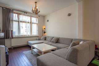 Deze karaktervolle en centraal gelegen woning met 3 slaapkamers geniet de volgende indeling: <br /><br />gelijkvloers: inkomhal met apart gasten toilet, royale leefruimte op niveau met originele lichtstraat, ruime tweede leefruimte met open keuken. Middels een dubbele schuifraam geniet u toegang tot het terras en de zuid gelegen tuin. <br /><br />verdiep: master-bedroom (15m²) met naastgelegen badkamer (voorzien van ligbad en lavabo), apart toilet op de nachthall. Verder 2 slaapkamers (13m² - 11m²) met een centrale badkamer voorzien van douche - lavabo en toilet). <br /><br />Langsheen de keuken bevindt zich de naast gelegen garage voorzien van automatische poort en tevens een dubbele deur naar de tuin. (handig, tuinafval etc door de garage en niet door uw woonkamer).<br /><br />Verder een ruime kelder van 37m² met vrije hoogte van 1.70m.<br /><br />Houten ramen met dubbele beglazing (2007) - cv ketel Bosh bwjr. 2024 - 11 zonnepanelen op het dak aanwezig. <br /><br />Nabij scholen - winkels en openbaar vervoer.