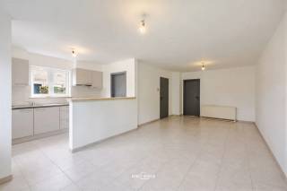 Dit gelijkvloers appartement in Hamme is een comfortabele en praktische woonruimte, ideaal voor wie op zoek is naar gemak en een rustige leefomgeving. Het appartement beschikt over twee ruime slaapkamers, wat het een perfecte keuze maakt voor kleine gezinnen, koppels of mensen die behoefte hebben aan een extra kamer als bureau of hobbyruimte.<br /><br />De bewoonbare oppervlakte van 84 m² biedt voldoende ruimte voor een gezellige leefruimte en een functionele keuken. Daarnaast geniet u hier van een privétuin, waar u in alle rust kunt ontspannen of gezellig buiten kunt zitten. De aanwezigheid van een garage met één parkeerplaats zorgt voor extra comfort en veiligheid voor uw voertuig.<br /><br />Gebouwd in 1992, combineert dit appartement een solide bouwkwaliteit met de charme van een gevestigde woonwijk. De ligging in Hamme maakt het bovendien gemakkelijk om te genieten van zowel het dorpse karakter als de nabijheid van lokale voorzieningen en transportmogelijkheden. Een mooie kans om comfortabel en zorgeloos te wonen op een gelijkvloerse verdieping.<br /><br />Intresse of vragen? U kan ons bereiken via 05463803 of via felix@uw-huis.be