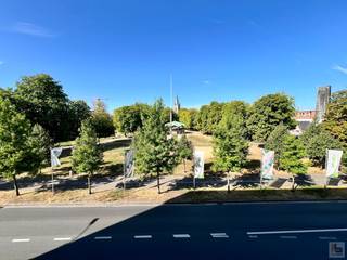 <strong>Bezoek na afspraak met IMMOBOSS per e-mail: jens@immoboss.be </strong><br /><br />Res. Park & Bruul kan u terugvinden op een toplocatie te Ronse, pal in de stadskern aan het historisch centrum. Dit in de directe nabijheid van scholen, winkels, openbaar vervoer, etc. Naast de centrale ligging biedt het appartement een rustgevend gevoel door het zicht op het groenpark Bruul aan de voorzijde en het Muziekbos aan de achterzijde. Het werd recent volledig opgefrist en gemoderniseerd. Indeling, tweede verdiep (lift aanwezig): inkomhal, lichtrijke leefruimte met zich op groen, keuken (kookplaat en oven en vaatwas), 2 slaapkamers, badkamer, apart toilet, twee bergruimtes en één balkon voor- en achteraan. Tot slot vervolledigt de kelderbergingen de garagebox (75 EUR/mnd) deze eigendom. Maandelijkse algemene onkosten: 125 EUR (omvat: verbruik & onderhoud van de gemeenschappelijke delen + privatief verbruik verwarming & water + syndicus, met afrekening). EPC-label: B - onmiddellijk vrij. <strong>Bezoek na afspraak met IMMOBOSS per e-mail: jens@immoboss.be </strong>