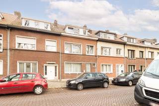 <p>Ideaal voor grote gezinnen. Deze woning ligt op een<strong> toplocatie</strong> in Merksem, vlak bij winkels, scholen en belangrijke invalswegen. Je geniet van een ruime tuin en voldoende parkeergelegenheid in de straat.</p><p>De woning bestaat uit een inkomhal - een lichte leefruimte met eetkamer - een apart toilet op het gelijkvloers - een volledig uitgeruste keuken met extra eetruimte - <strong>vijf volwaardige slaapkamers</strong> - een badkamer met inloopdouche en een grote tuin waar het hele gezin kan genieten.</p><ul><li>Ruime tuin</li><li>Goede ligging</li><li>Veel mogelijkheden</li><li>Gezinsvriendelijk</li></ul>